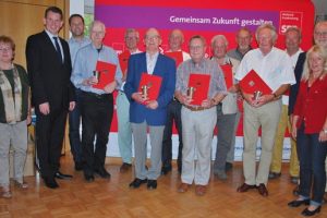 Im Bild: Hannelore Behle, Mitglied des Kreisausschusses, Dr. Christoph Weltecke, Unterbezirksvorsitzender, Björn Brede, stellv. Unterbezirksvorsitzender, Karl-Heinz Schmidt, Lothar Kesper, Hermann Hirt, Robert Habermann, Horst Rothauge, Karl Nasemann, Hil