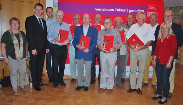 Im Bild: Hannelore Behle, Mitglied des Kreisausschusses, Dr. Christoph Weltecke, Unterbezirksvorsitzender, Björn Brede, stellv. Unterbezirksvorsitzender, Karl-Heinz Schmidt, Lothar Kesper, Hermann Hirt, Robert Habermann, Horst Rothauge, Karl Nasemann, Hil