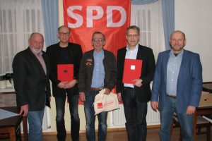 Zwei Ehrungen und eine Begrüßung bei der SPD Mengeringhausen (v.l.n.r): Stellvertretender Ortsvereinsvorsitzender Harry Becker, Gerd Müller, Marc van Oostende, Gerd Brückmann, Ortsvereinsvorsitzender Klaus Tschierschky